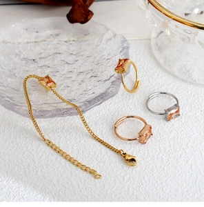 Detailed set of adjustable steel rings and bracelet with four-claw champagne square zircons