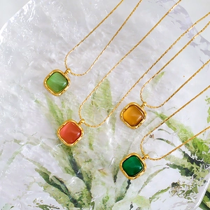 Eleganti collane d'oro con pendenti quadrati in pietra occhio di gatto in quattro colori
