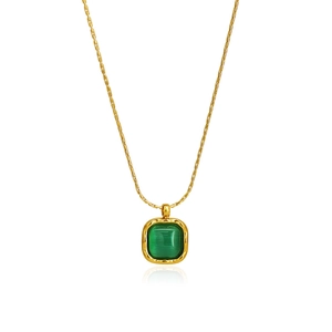 Elegante collana dorata con ciondolo quadrato in pietra occhio di gatto verde e cornice mossa