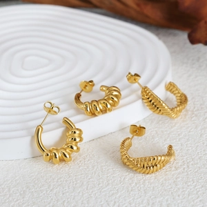 Golden C-shaped stainless steel earrings with croissant and twisted rope textures