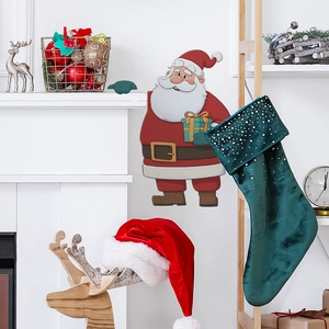 Adesivo murale Babbo Natale con scatola regalo su camino bianco per decoro natalizio
