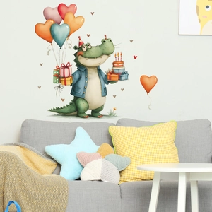Detailansicht eines Krokodil-Wandstickers mit Luftballons an einer weißen Wohnzimmerwand