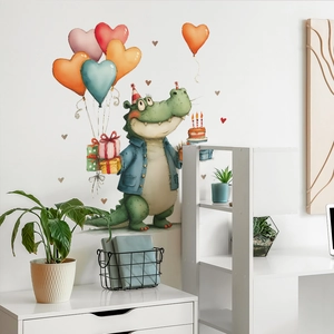 Detailansicht eines Krokodil-Wandstickers mit Luftballons in einem Kinderzimmer-Dekor