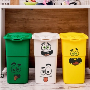 Trois poubelles de tri colorées avec visages amusants en vert blanc et jaune décoratives