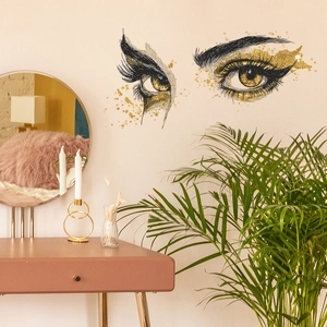 Sticker mural moderne avec yeux dorés et cils pour une décoration de chambre élégante