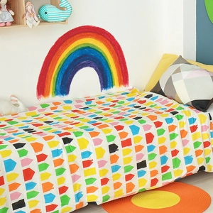 Bettwäsche für Kinder mit buntem Hausmuster, Regenbogen Wandtattoo und Kinderzimmer Deko