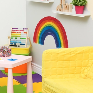 Farbenfrohe handgemalte Regenbogen Wandtattoo für Kinderzimmer Wanddekoration