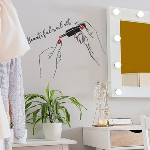 Sticker mural minimaliste avec dessin de nail art et vernis rouge pour décor de salon