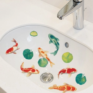 Stickers muraux carpes koi et feuilles de lotus sur un lavabo en céramique blanche