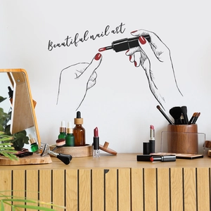 Sticker mural nail art minimaliste avec mains peignant les ongles pour la chambre