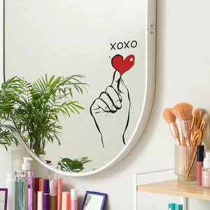 Adesivo murale mano a cuore minimalista con testo XOXO su specchio in camera da letto