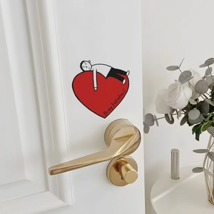 Adesivo murale a cuore per San Valentino con testo su una porta bianca