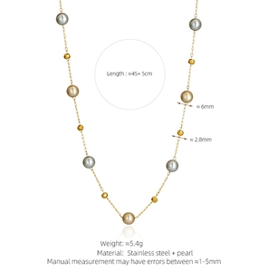 Detailansicht der grauen Perlenkette mit goldenen Edelstahlperlen im Set