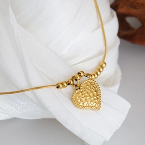 Collana vintage francese con ciondolo a cuore martellato e catena a serpente dorata
