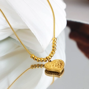 Collana vintage francese con ciondolo a cuore martellato e catena a serpente dorata