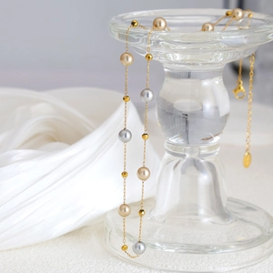 Elegantes Perlenschmuckset mit champagnerfarbenen Perlen und goldenen facettierten Perlen