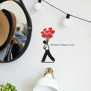 Wandtattoo Strichmännchen mit roten Herzballons und romantischem englischem Spruch