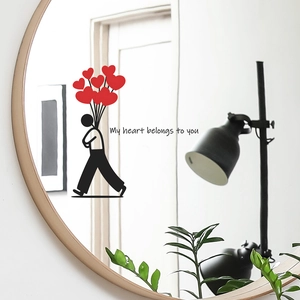 Kreativer Wandsticker mit Strichmännchen, roten Herzballons und romantischem Spruch