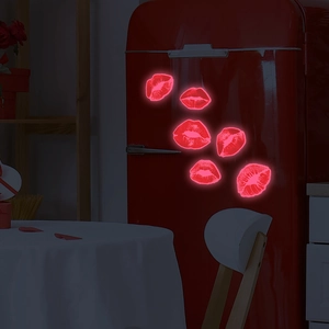 Leuchtende rote Lippen-Wandaufkleber für Schlafzimmer-Deko auf einem Retro-Kühlschrank