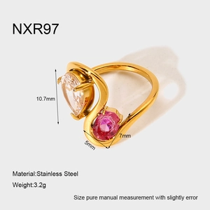 Macro d'une bague en acier doré 18K avec zircons rose ovale et en forme de goutte
