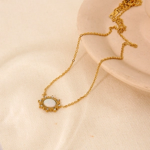 Detail der 18k vergoldeten Sonnenkette mit Opalstein auf minimalistischer Goldkette