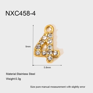 Makro-Detail von Anhänger Nummer 4 aus goldenem Edelstahl mit funkelndem Zirkonia
