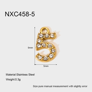 Makro-Detail von Nummer 5 Anhänger mit Zirkonia-Inlays und 18K vergoldetem Edelstahl