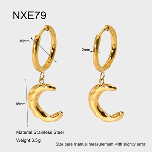 Details der 18K vergoldeten Edelstahl Mondohrringe mit 16mm Größe und 3,5g Gewichtsangabe