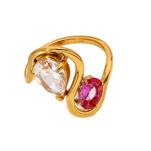 Anillo de acero inoxidable chapado en oro 18K con circón pera y rubí ovalado