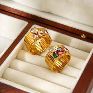 Anello multistrato in acciaio inossidabile placcato oro 18K con zirconi colorati a goccia