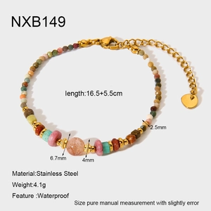Vue détaillée du collier en pierres naturelles avec fermoir mousqueton en acier et cœur