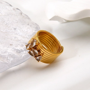 Dettaglio anello multistrato placcato oro 18K con cinque zirconi a goccia lucidi
