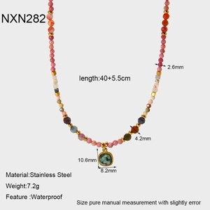 Détail du collier de perles en acier inoxydable avec pendentif vert et dimensions