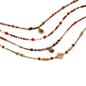 Collier multi-rangs en pierres naturelles et perles avec accents en métal doré