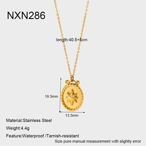 Detalle del colgante de estrella en acero inoxidable bañado en oro 18k con medidas