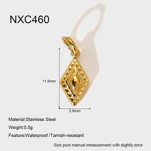 Detalle macro del colgante dorado con textura de rombo y especificaciones de tamaño