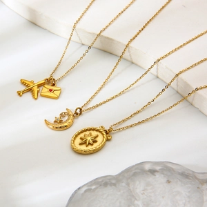 Juego de tres collares de acero inoxidable bañados en oro de 18k con colgantes de luna y sol