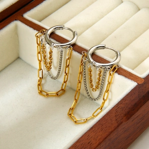 Detail van gelaagde ketting oorbellen met zilveren ring op luxe fluwelen sieradendoos