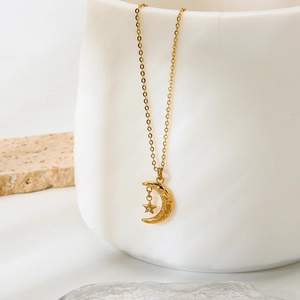 Elegante collar de acero inoxidable bañado en oro de 18k con colgante de luna y estrella