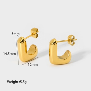 Vista dettagliata di orecchini a U dorati con misure di 14,5 mm di altezza e 12 mm
