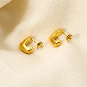 Orecchini a U in acciaio inossidabile placcato oro 18K su seta beige elegante