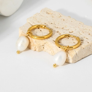 Orecchini a cerchio in acciaio placcati oro 18K con perle d'acqua dolce naturali