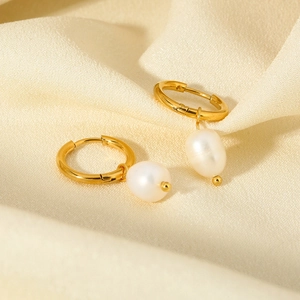 Orecchini a cerchio in acciaio placcato oro 18K con perle d'acqua dolce naturali