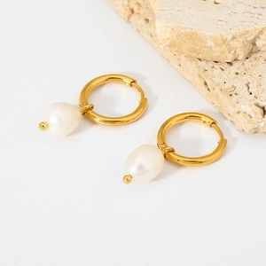 Dettaglio di orecchini a cerchio in acciaio placcato oro 18K con perle d'acqua dolce