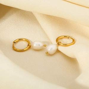 Dettaglio degli orecchini a cerchio in acciaio inossidabile placcato oro 18K con perle