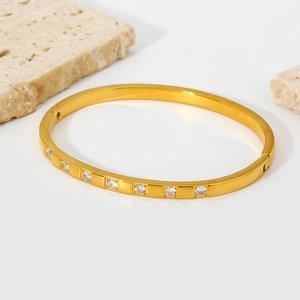 Dettaglio del bracciale in acciaio inossidabile placcato oro 18K con sette zirconi incastonati