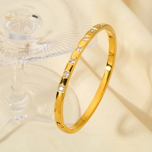 Dettaglio del bracciale placcato oro 18K con zirconi a taglio quadrato e chiusura a cerniera