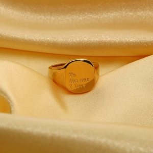 Detailopname van de 18k vergulde zegelring met To the one I love gravure op edelstaal