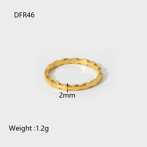 Détail d'une bague en acier doré de 2mm pesant 1,2g avec une texture ondulée