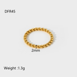 Détail d'une bague nœud dorée de 2mm en acier inoxydable montrant le poids de 1,3g
